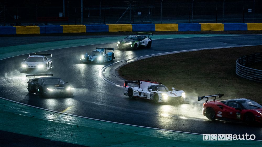 La scena del film Gran Turismo durante la 24 Ore di Le Mans