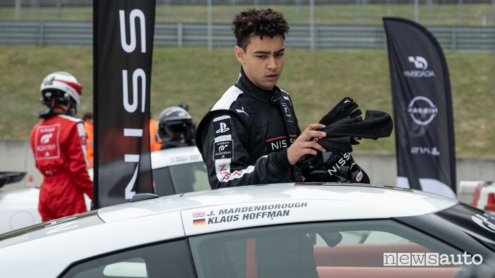 Archie Madekwe l'attore protagonista nel film Granturismo