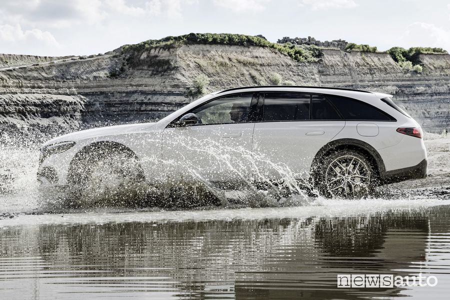 Mercedes-Benz E-Classe E All Terrain laterale sullo sterrato