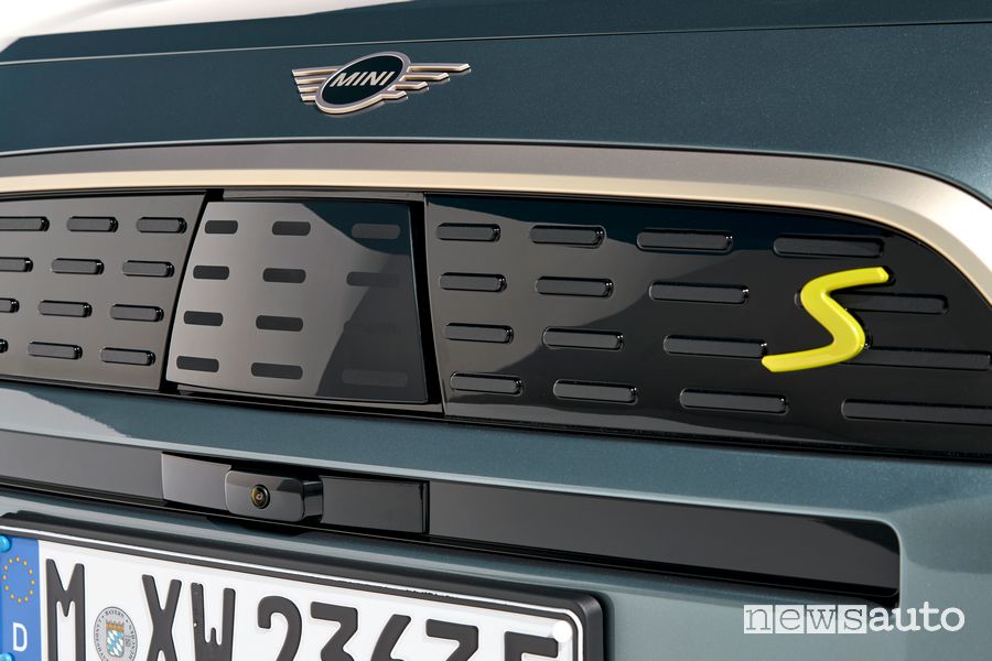Nuova Mini Countryman SE griglia e telecamera anteriore