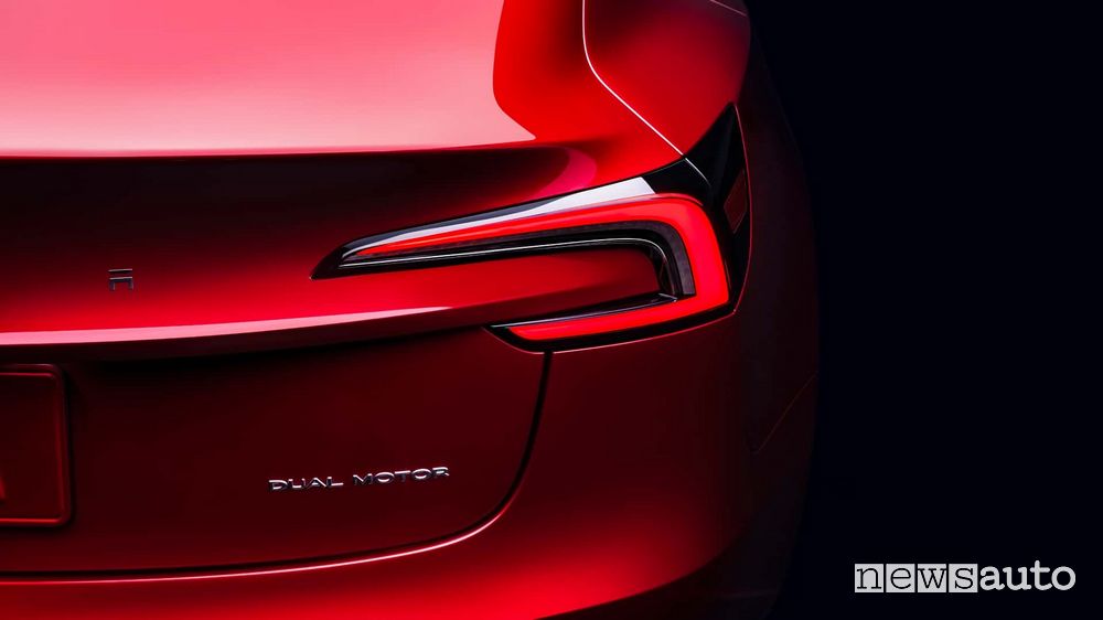 Nuova Tesla Model 3 Highland faro posteriore firma luminosa