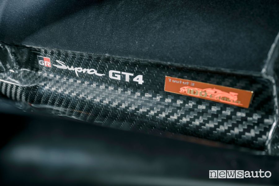 Toyota Supra GT4 100 Edition plancia fibra di carbonio