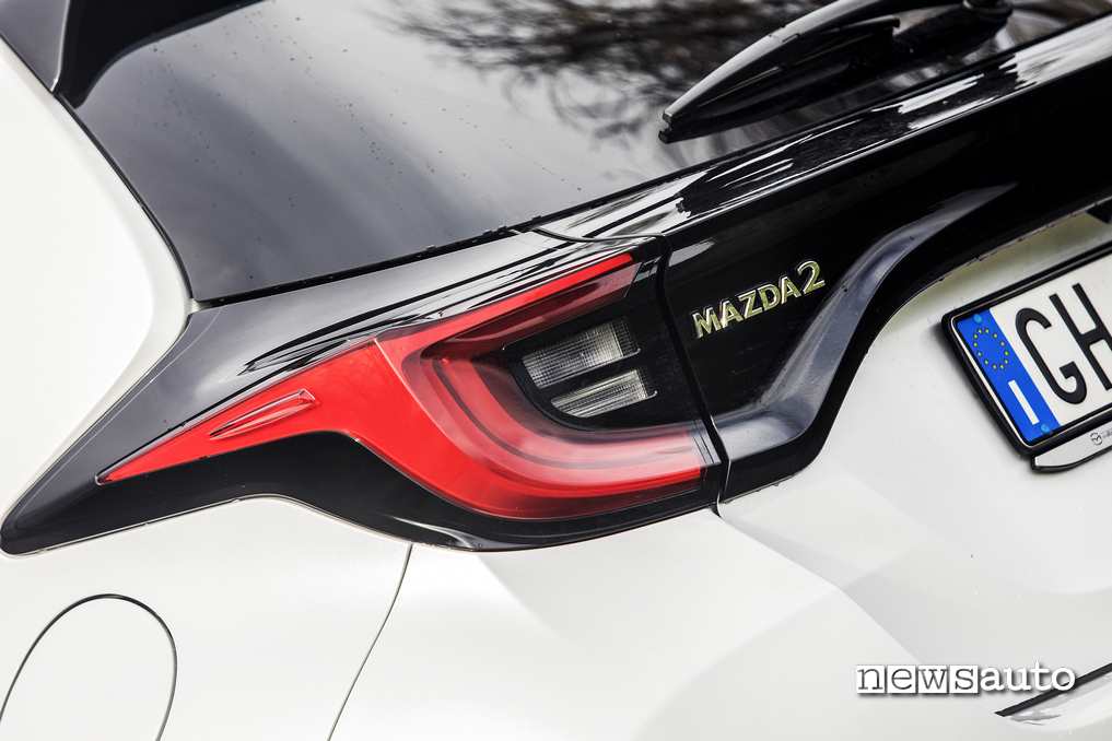 Mazda2 full hybrid fari posteriori