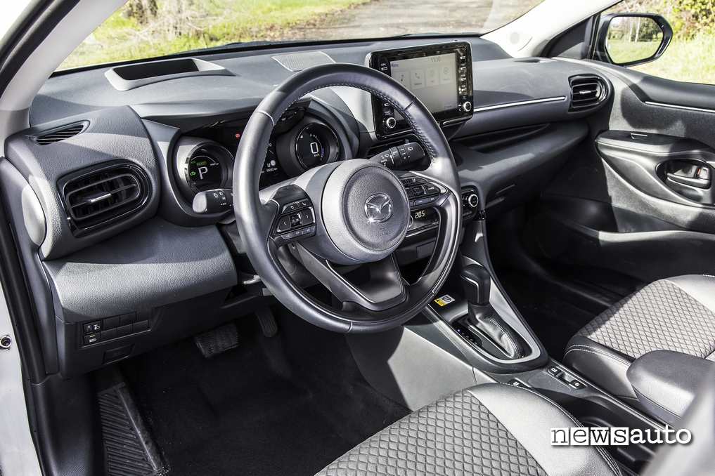 Mazda2 full hybrid interni