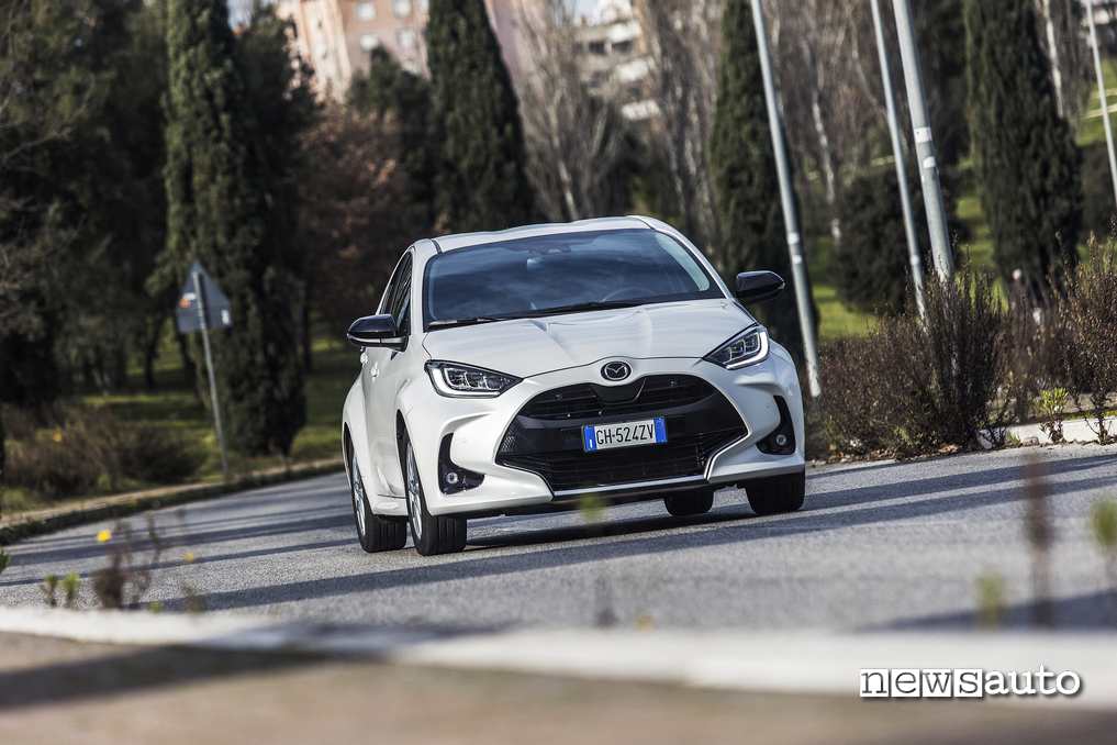 Mazda2 Full Hybrid vista anteriore