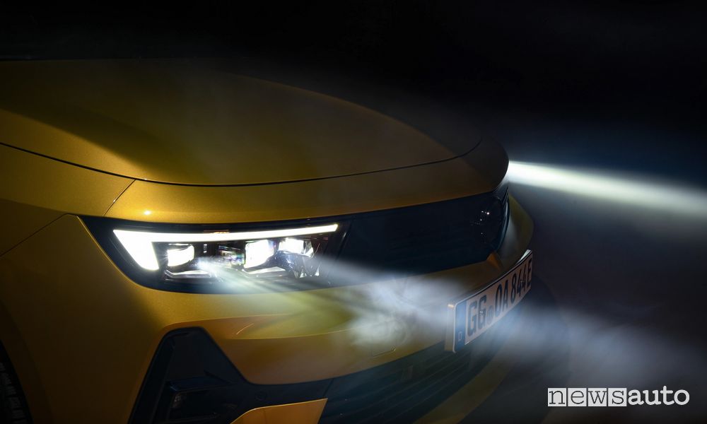 Opel Astra fari IntelliLux LED