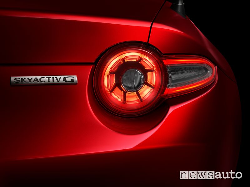 Mazda MX-5 2024 faro posteriore firma luminosa
