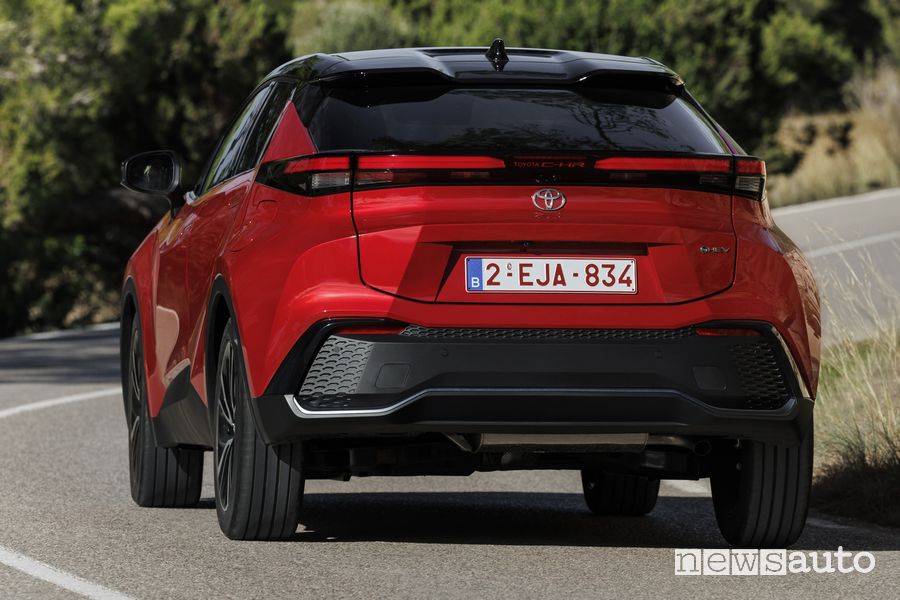 Nuova Toyota C-HR posteriore su strada