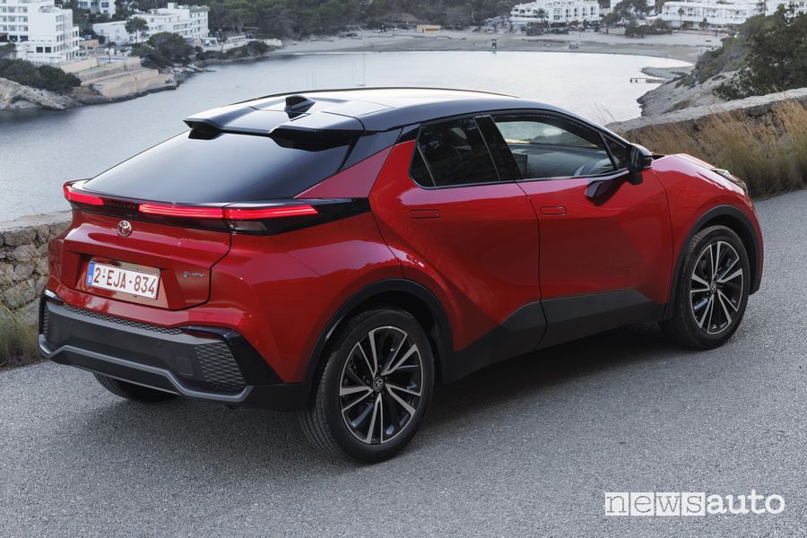 Nuova Toyota C-HR posteriore 3/4