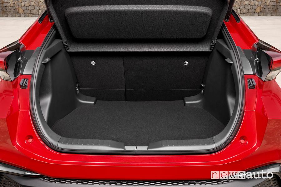 Nuova Toyota C-HR bagagliaio abitacolo