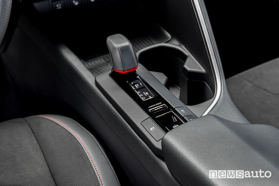 Nuova Toyota C-HR GR Sport leva cambio automatico