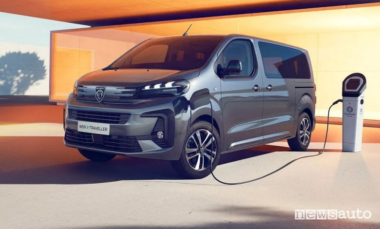 Peugeot E-Traveller in ricarica