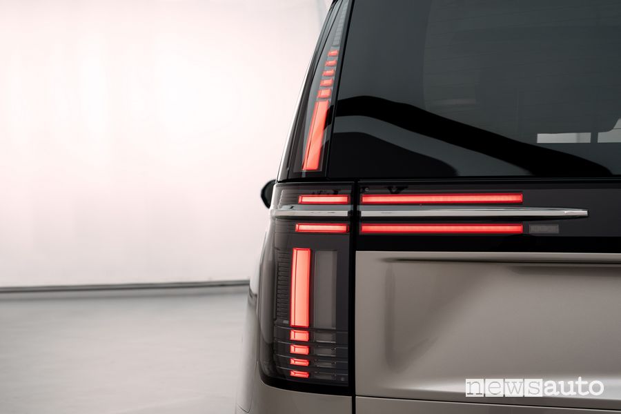 Volvo EM90 faro posteriore firma luminosa