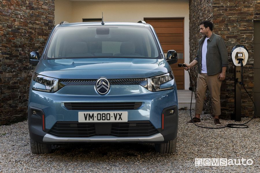 Nuovo Citroen e-Berlingo XTR in ricarica