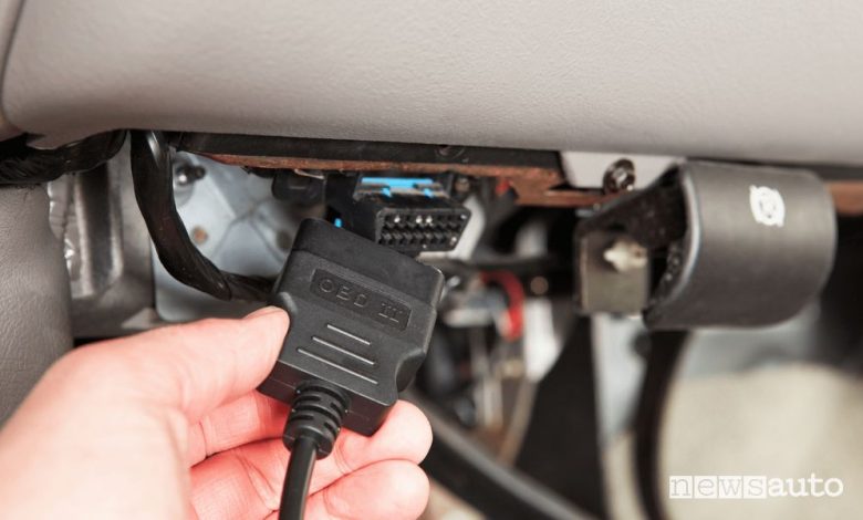 Presa OBD (On-Board Diagnostics). Il dispositivo portatile in dotazione alla Polizia Stradale si collega alla presa OBD (On-Board Diagnostics)