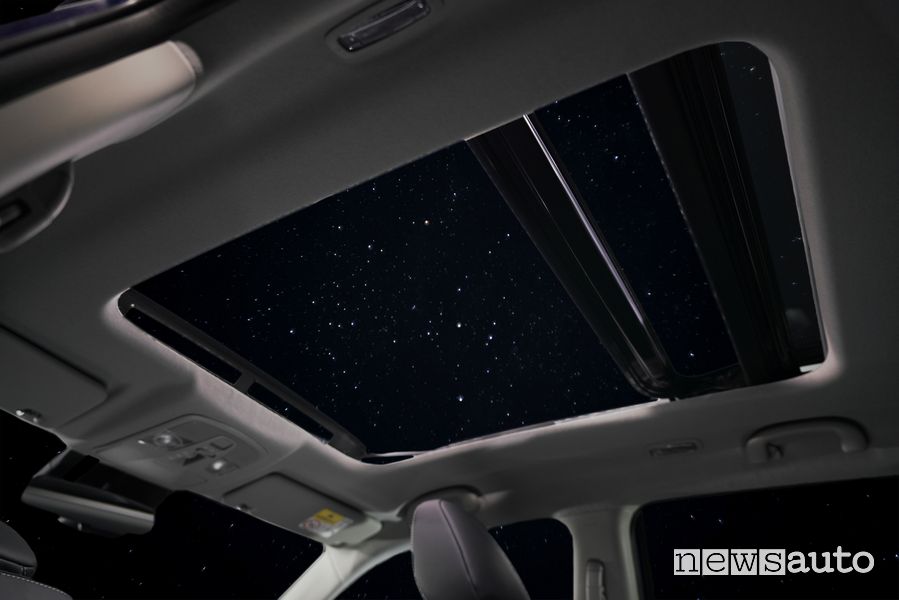 Suzuki Vitara Hybrid Yoru tetto panoramico di notte