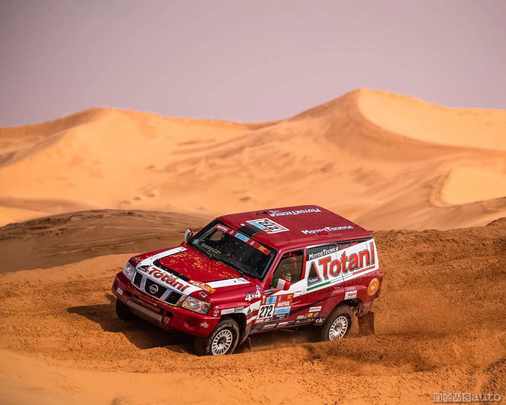 Passaggio sulla sabbia delle dune, equipaggio Totani alla Dakar