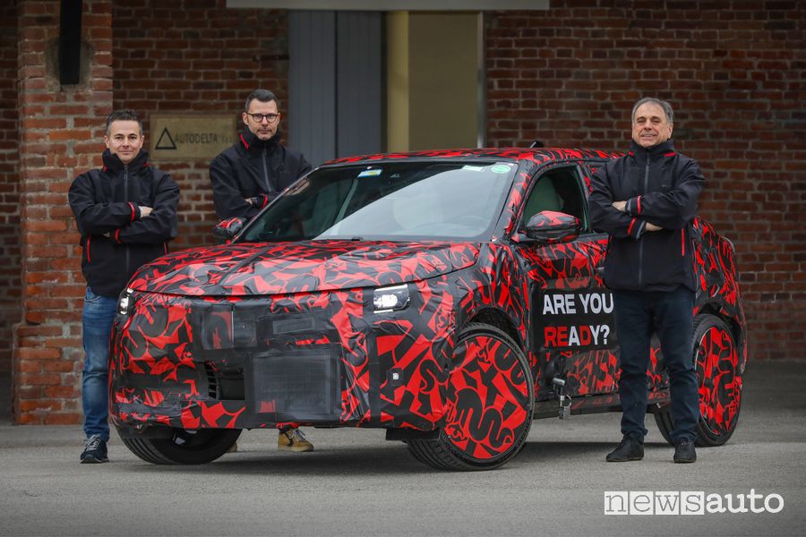Team di sviluppo sulla nuova Alfa Romeo Milano sulla pista di Balocco