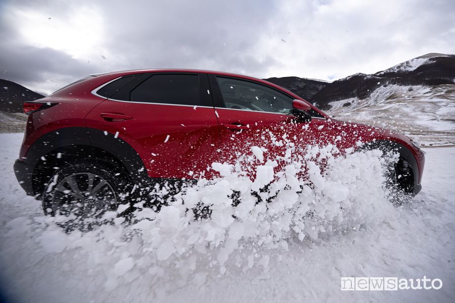 Mazda CX-30 sulla neve nell'AWD Experience in Abruzzo