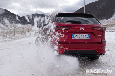 Mazda CX-60 sulla neve nell'AWD Experience in Abruzzo