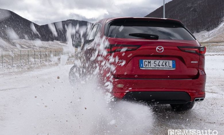 Mazda CX-60 sulla neve nell'AWD Experience in Abruzzo