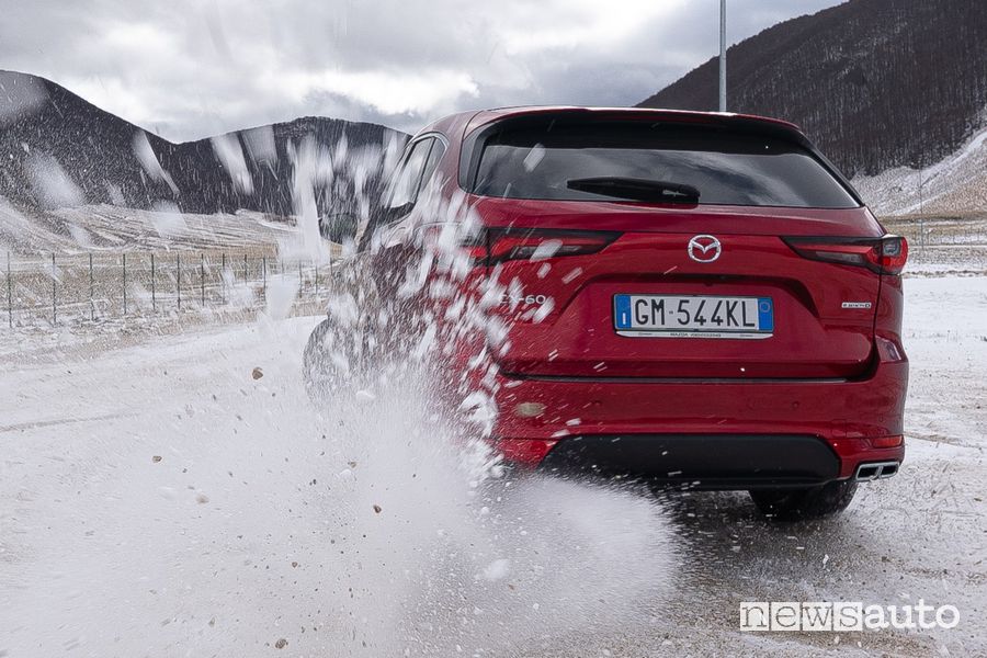 Mazda CX-60 sulla neve nell'AWD Experience in Abruzzo