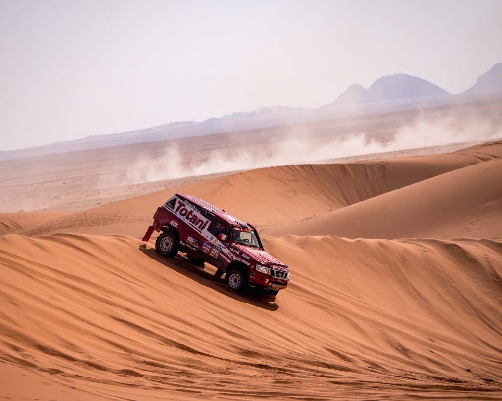 The Nissan Patrol GR of brothers Tito and Silvio Totani among the dunes at the 2024 Dakar