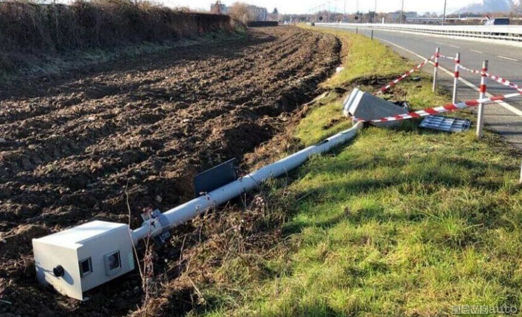 autovelox abbattuto su un campo coltivato