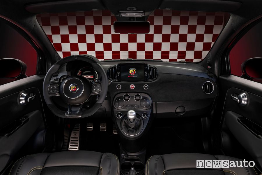 Abarth 695 75° Anniversario plancia abitacolo