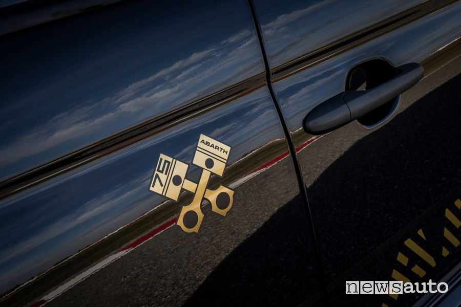 Abarth 695 75° Anniversario logo celebrativo