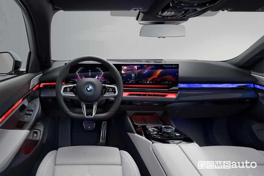 Nuova BMW Serie 5 Touring i5 eDrive40 plancia abitacolo