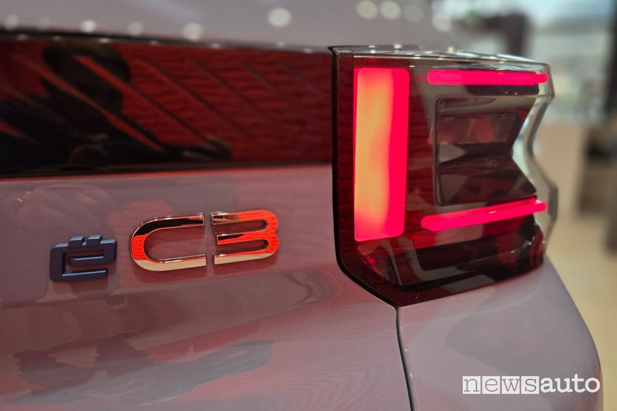 Nuova Citroen logo e-C3 faro portellone posteriore