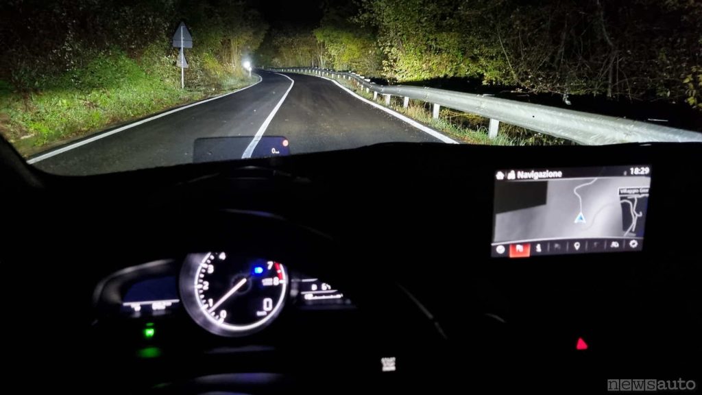 Di notte grazie ai fari potenti si ha tutto sotto controllo a bordo della Mazda2