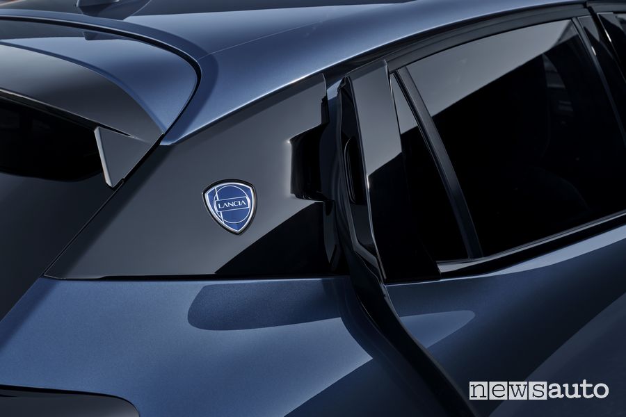 Nuova Lancia Ypsilon Cassina logo montante posteriore