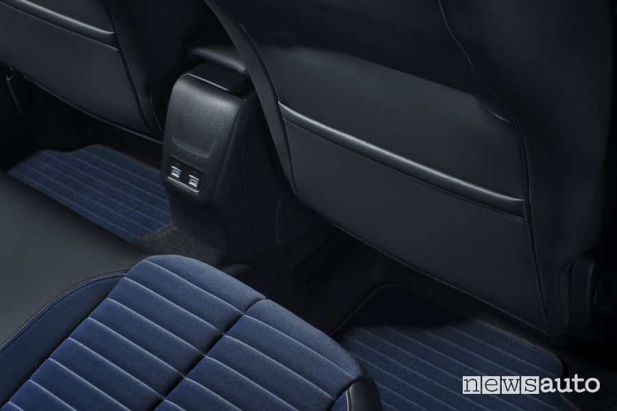 Nuova Lancia Ypsilon Cassina prese USB fila posteriore