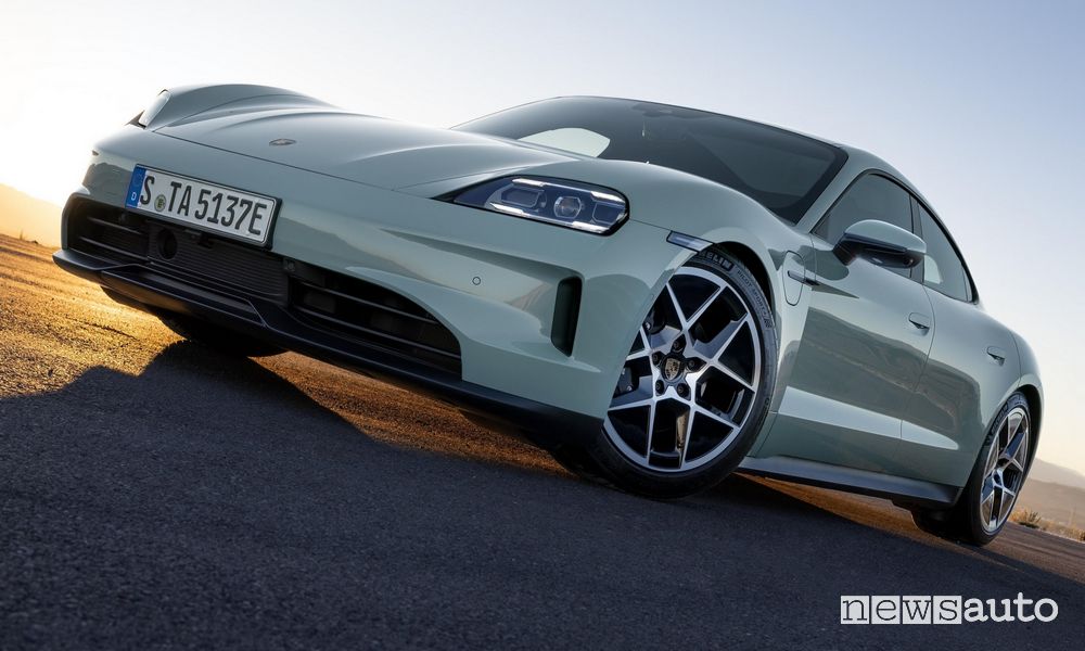 Nuova Porsche Taycan 2024 anteriore 3/4