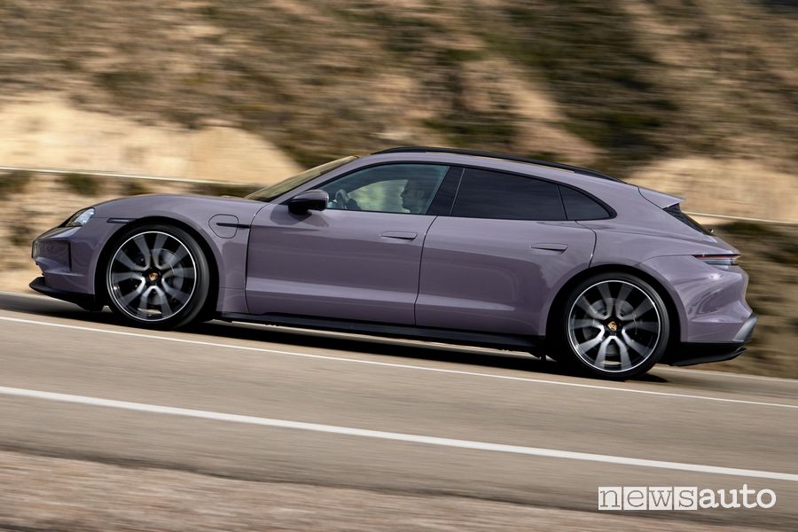 Nuova Porsche Taycan 4S Sport Turismo su strada