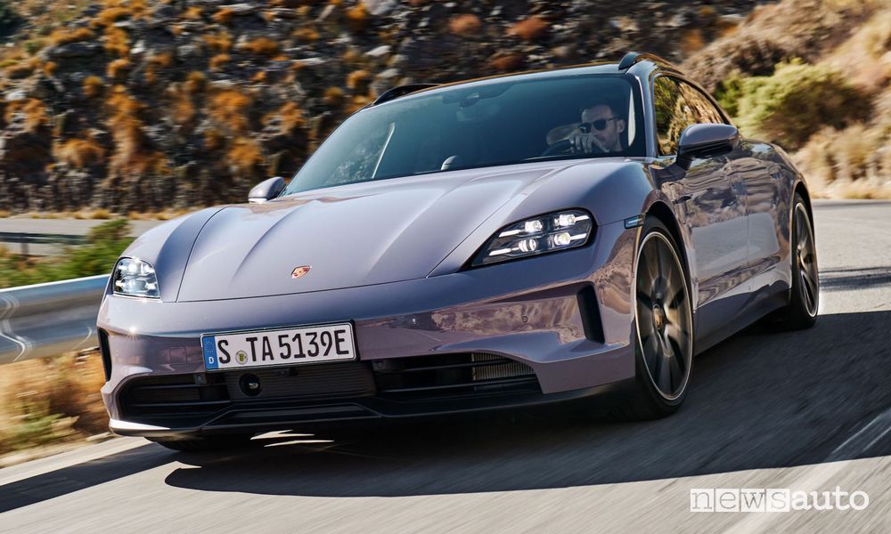 Nuova Porsche Taycan 4S Sport Turismo su strada
