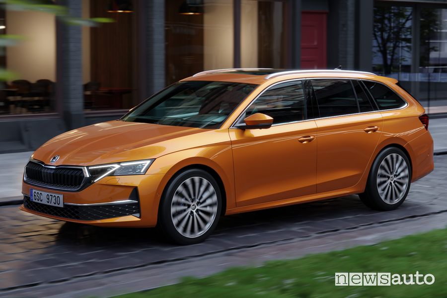 Skoda Octavia Station Wagon 2024 su strada
