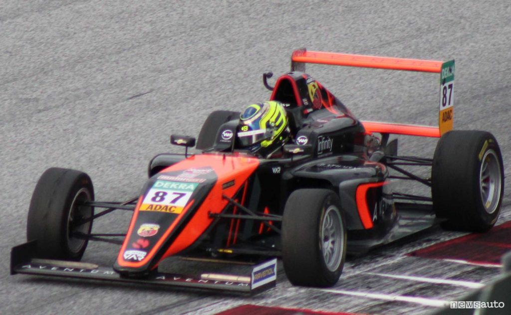 Bearman in azione nel Campionato ADAC di Formula 4 nel 2021