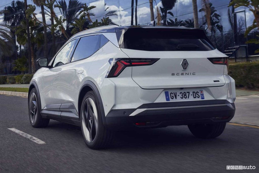Renault Scenic E-Tech electric Iconic bianca su strada