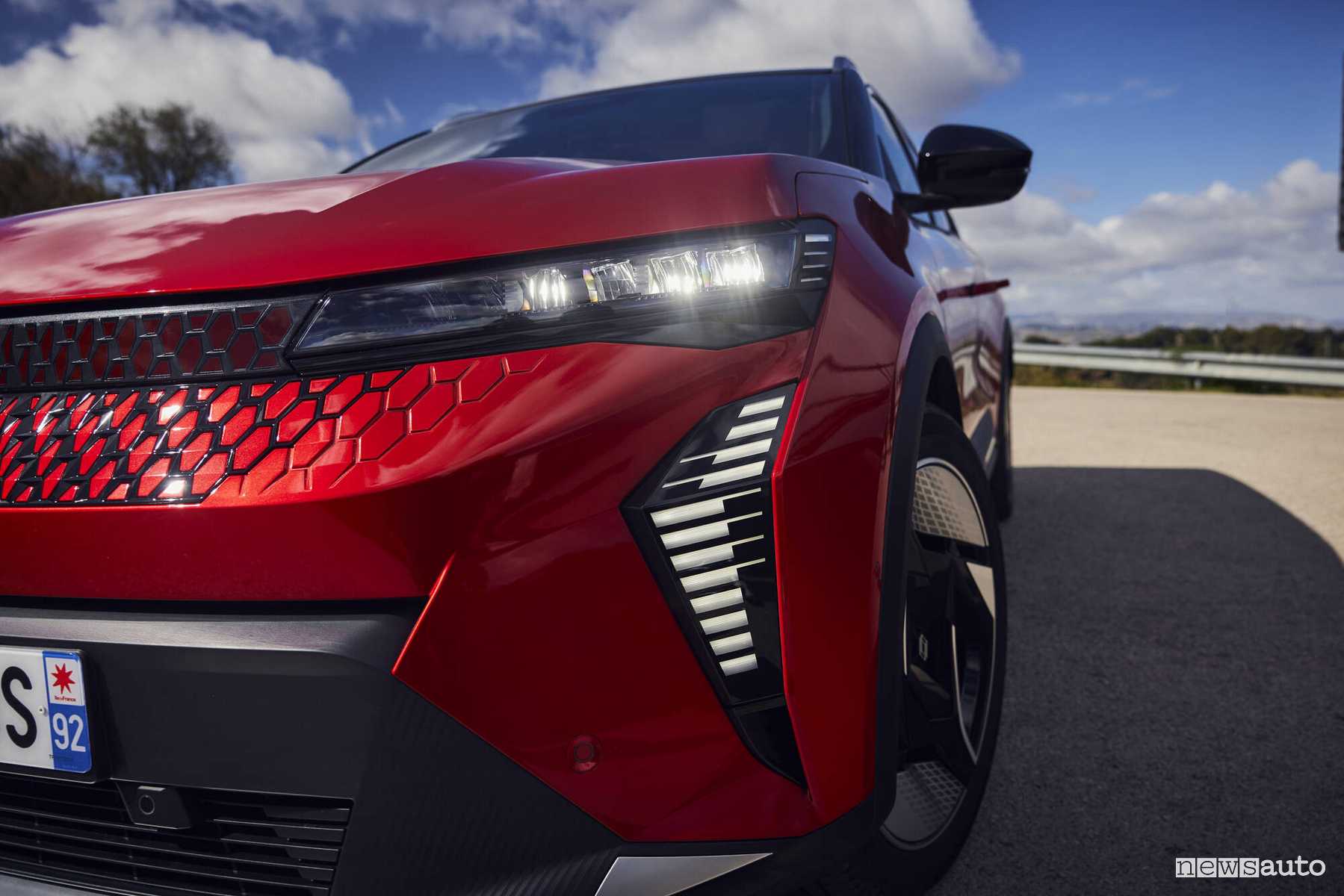 Renault Scenic E-Tech electric Iconic rossa faro anteriore
