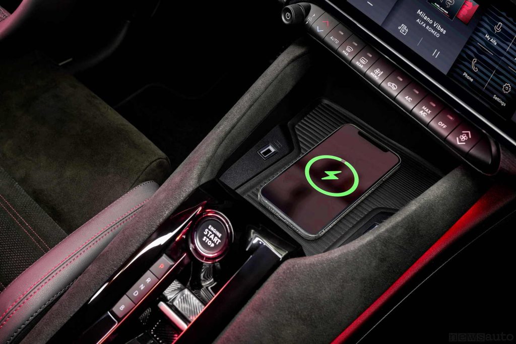 Alfa Romeo Milano Speciale vano ricarica wireless smartphone