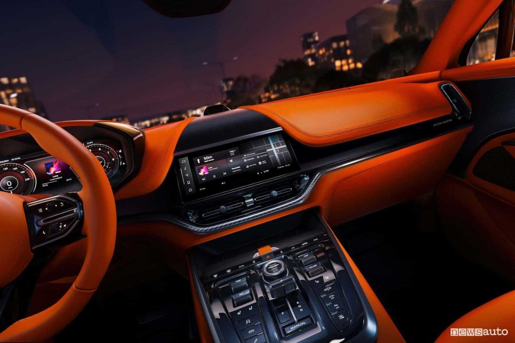 Aston Martin DBX707 plancia abitacolo