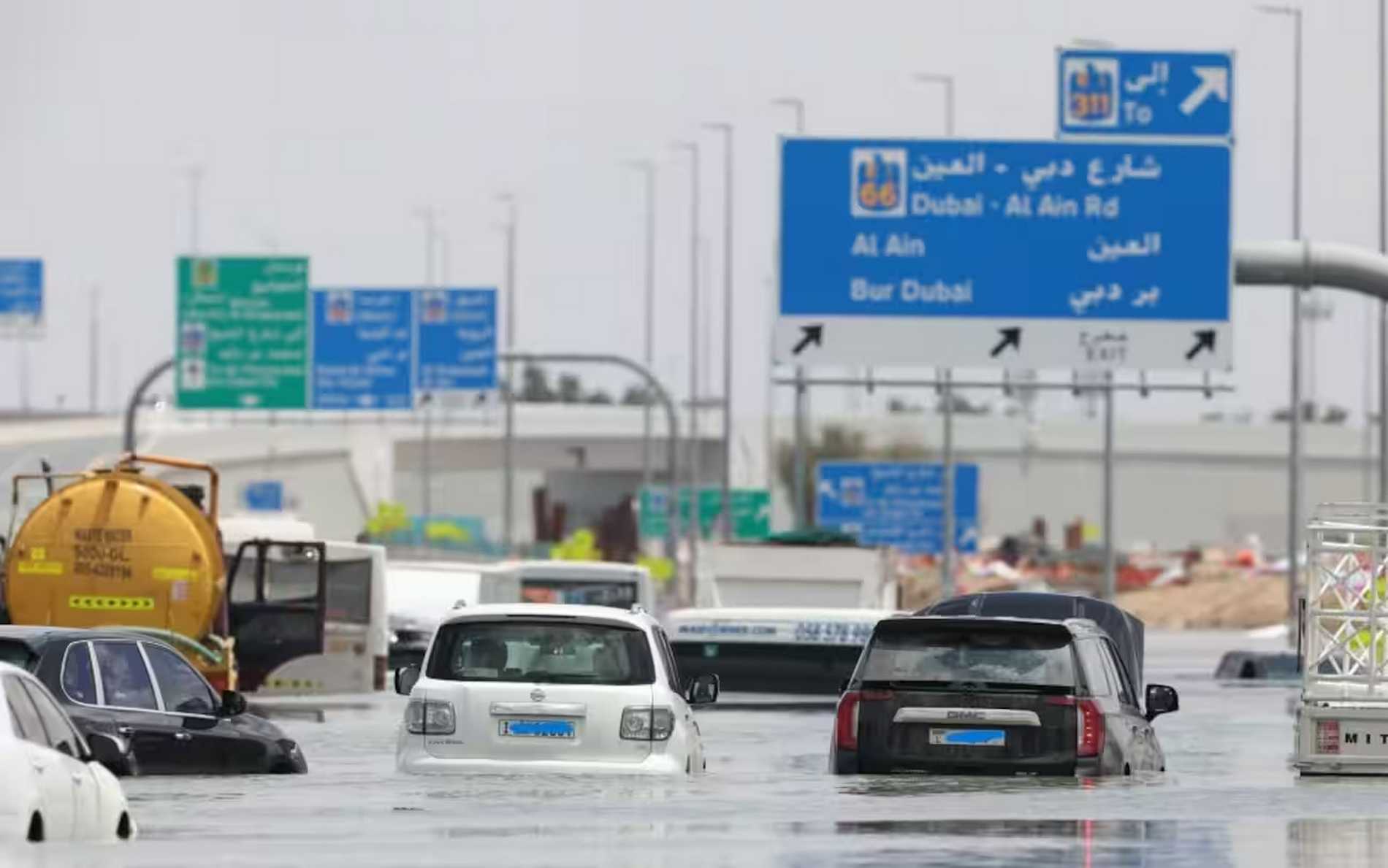 Dubai allagata, strade e aeroporto bloccati [FOTO]