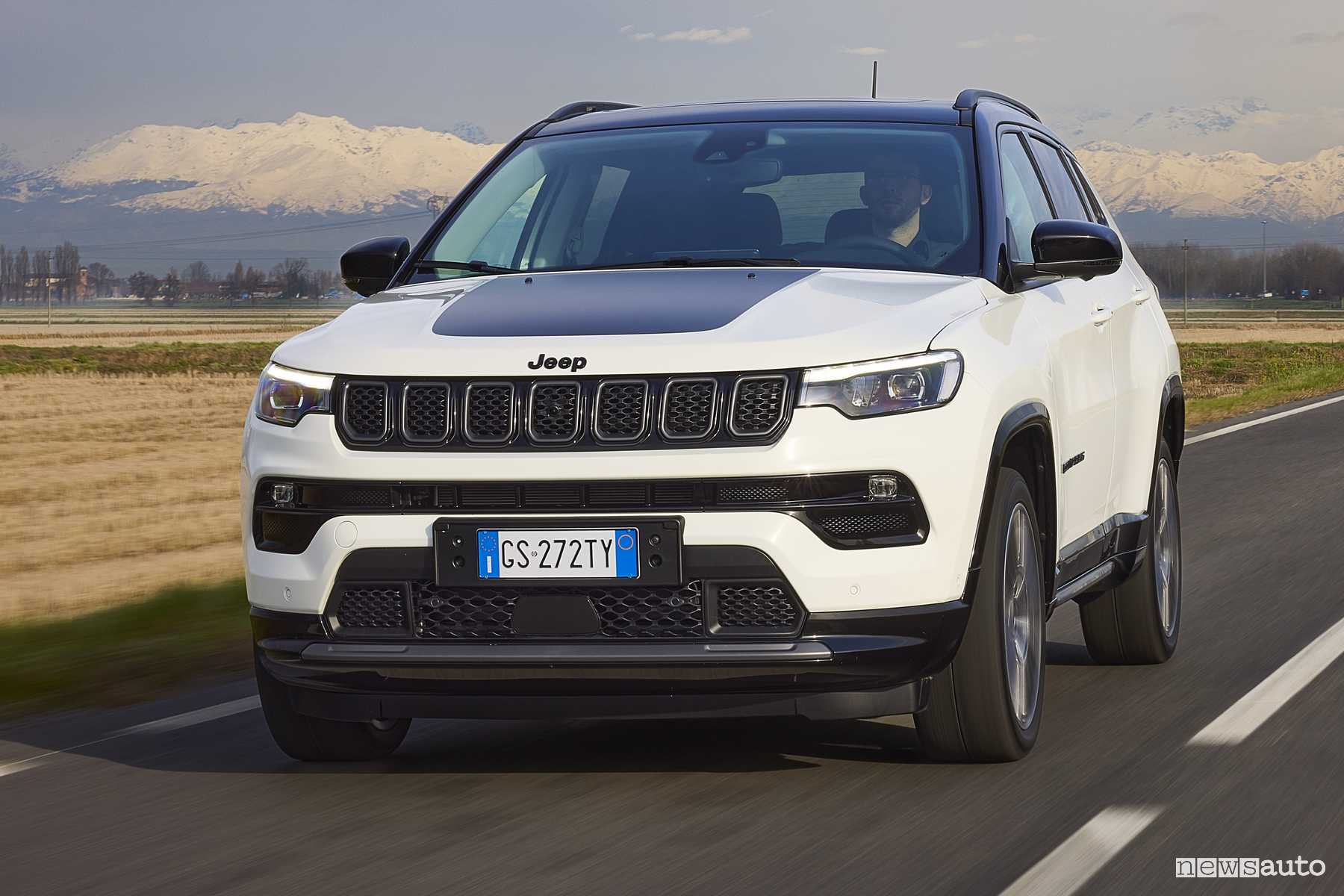 Jeep Compass e-Hybrid su strada