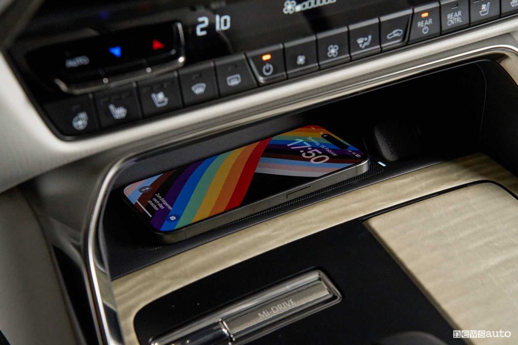 Mazda CX-80 vano per la ricarica wireless abitacolo