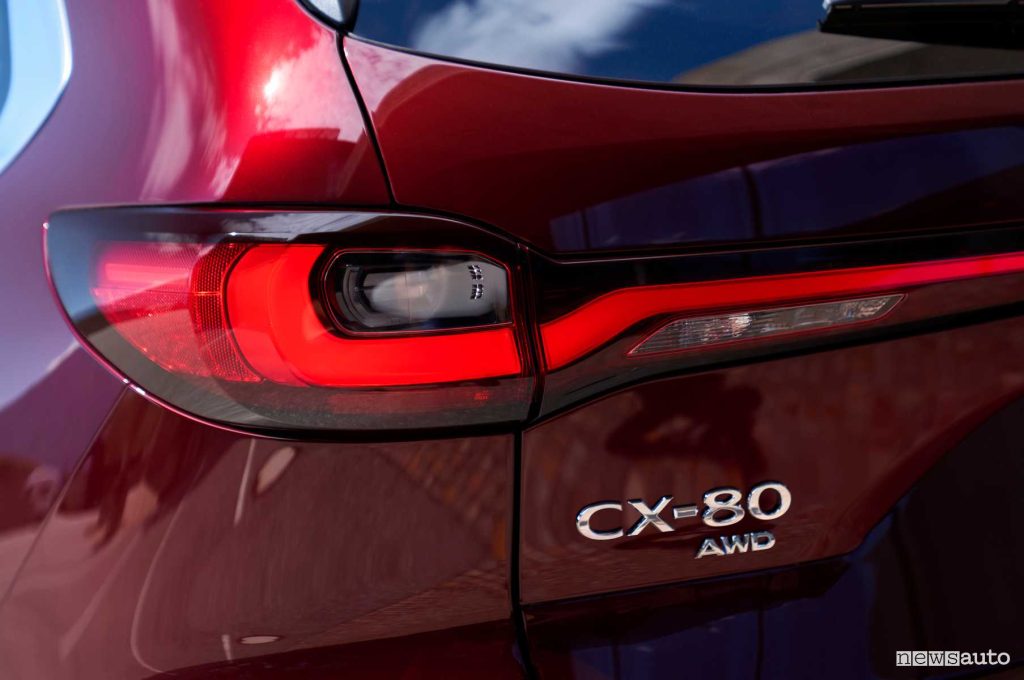 Mazda CX-80 faro posteriore firma luminosa