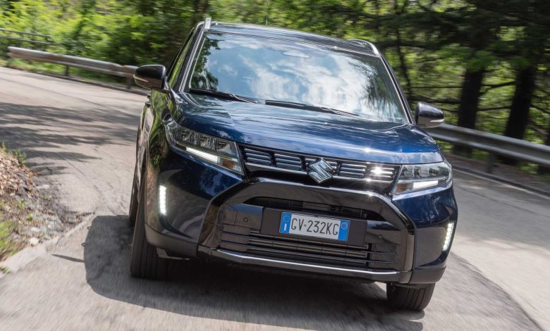 Nuova Suzuki Vitara Hybrid 2024 su strada