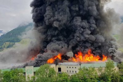 Incendio alla fabbrica di colonnine di ricarica